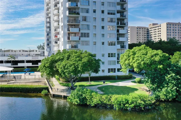 Commodore Plaza - Century #1810 image #36