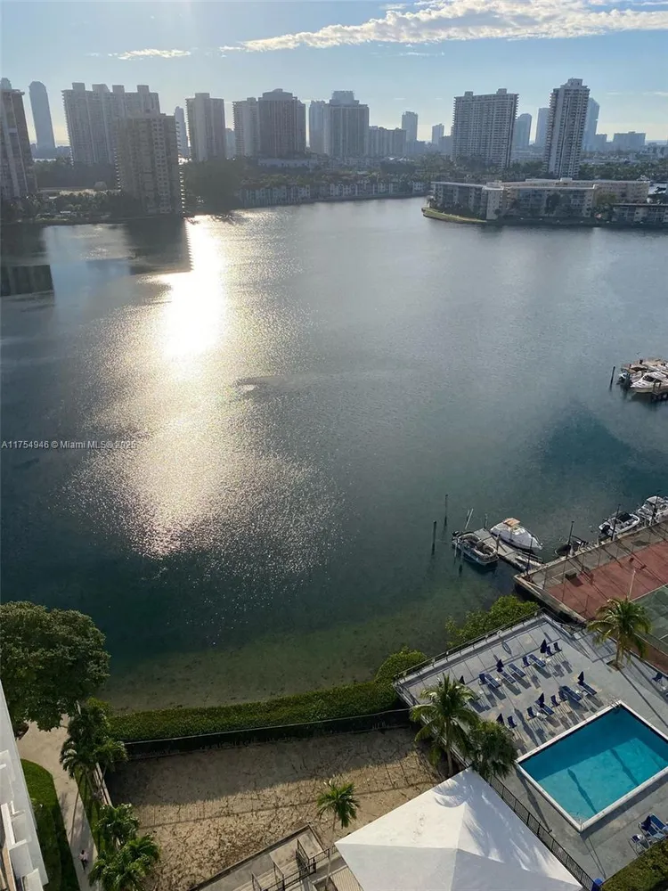 Commodore Plaza - Century #1810 image #9