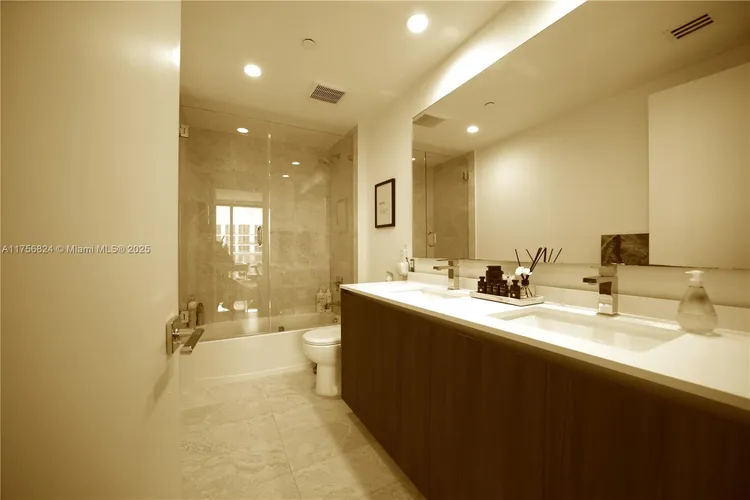 Aria on the Bay #5000 image #28