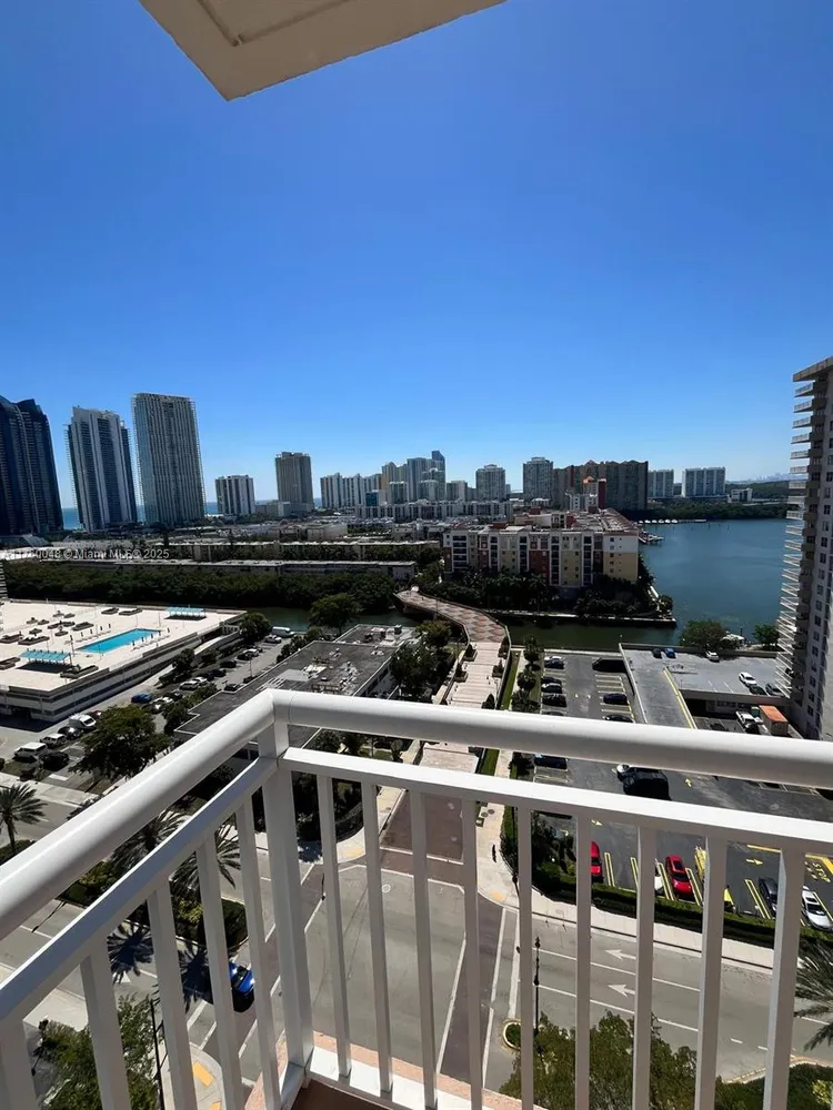 Winston Towers #1716 image #17