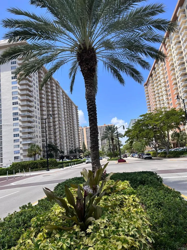 Winston Towers #1716 image #25