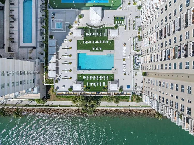 Isola #2111 image #20