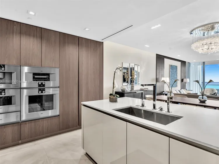Turnberry Ocean Club Residences #4103 image #16
