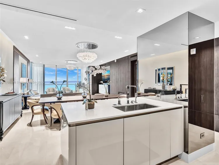 Turnberry Ocean Club Residences #4103 image #17
