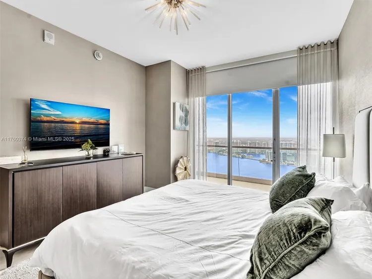 Turnberry Ocean Club Residences #4103 image #26