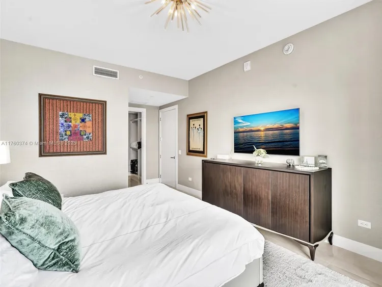Turnberry Ocean Club Residences #4103 image #27