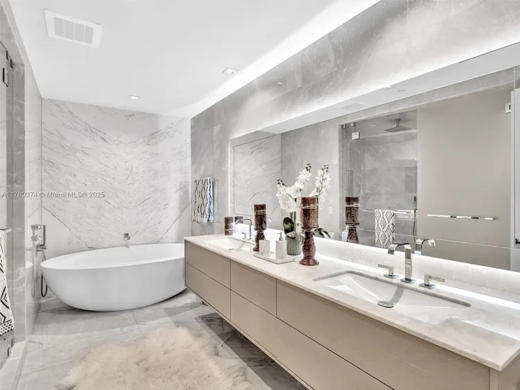 Turnberry Ocean Club Residences #4103 image #29