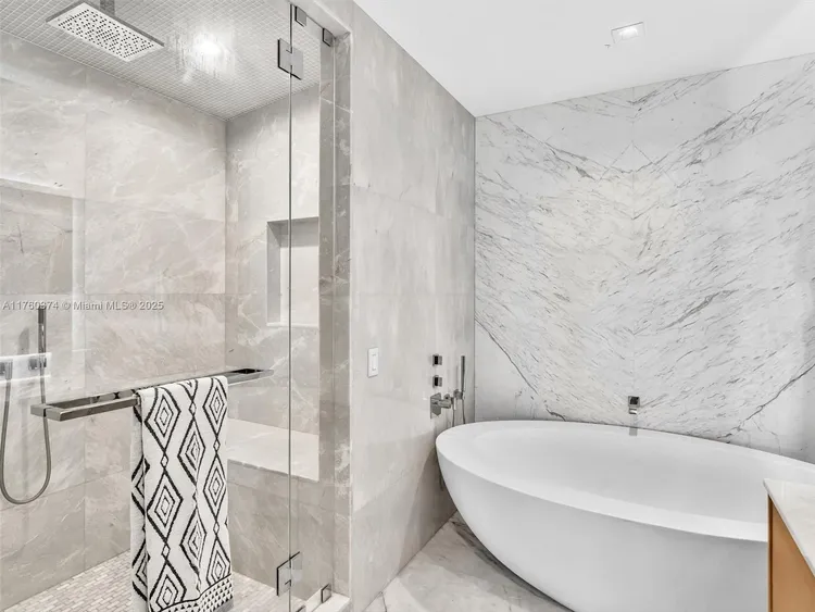 Turnberry Ocean Club Residences #4103 image #31