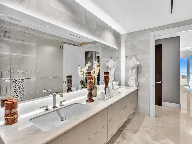 Turnberry Ocean Club Residences #4103 image #32