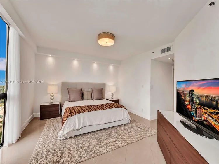 The Landmark #909 image #13