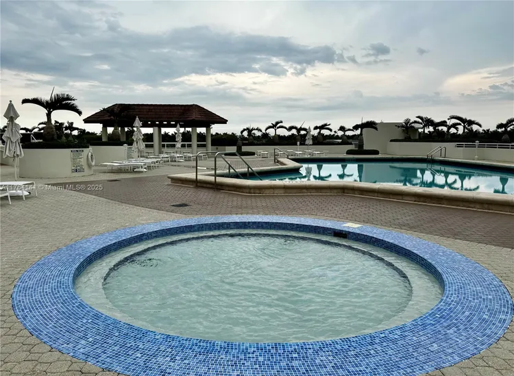 The Landmark #909 image #18