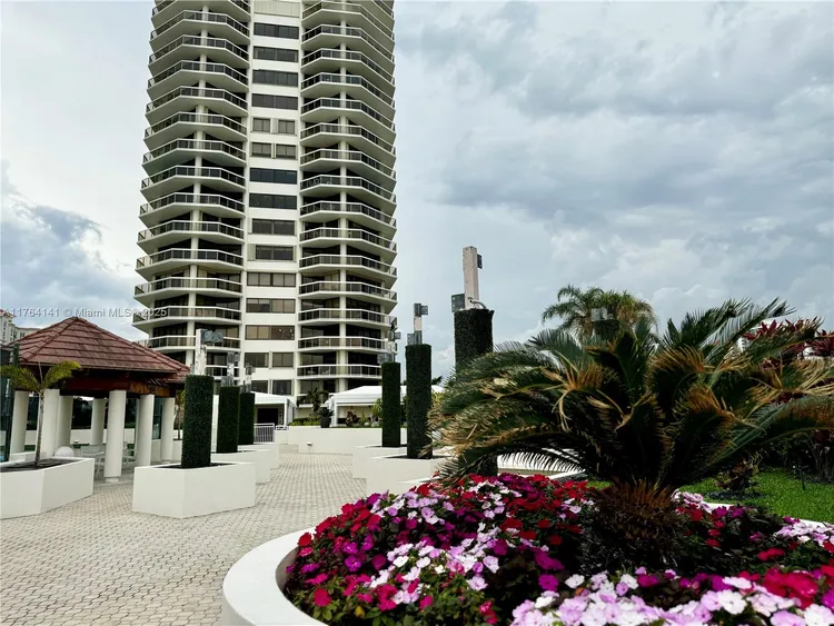 The Landmark #909 image #19