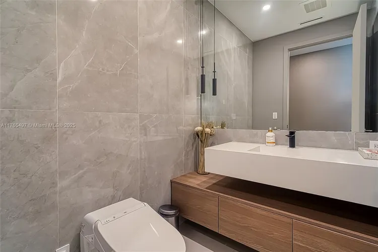 Chateau Beach Residences #2701 image #33