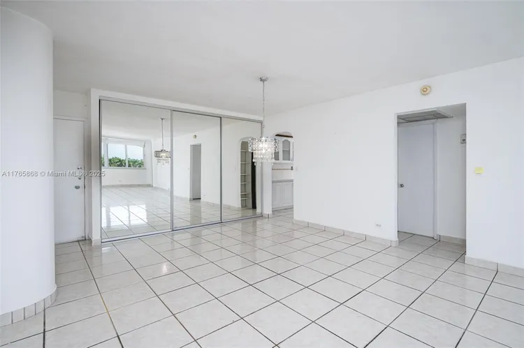 Carriage Club North #506 image #10