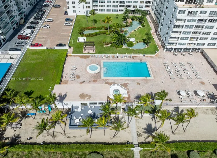 Carriage Club North #506 image #21