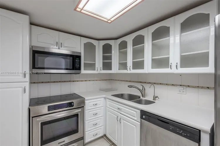 Carriage Club North #506 image #6