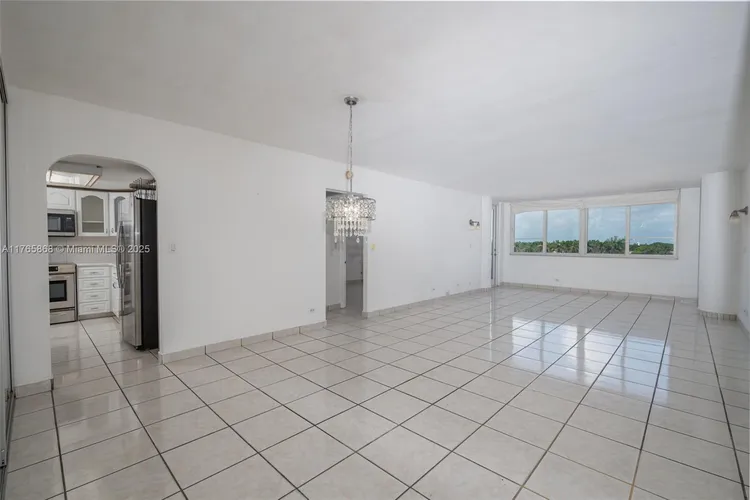 Carriage Club North #506 image #8