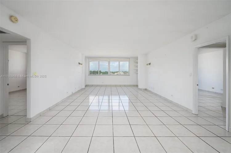 Carriage Club North #506 image #9