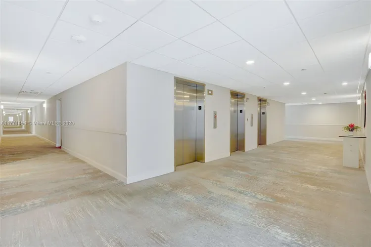 Commodore Club West #310 image #12