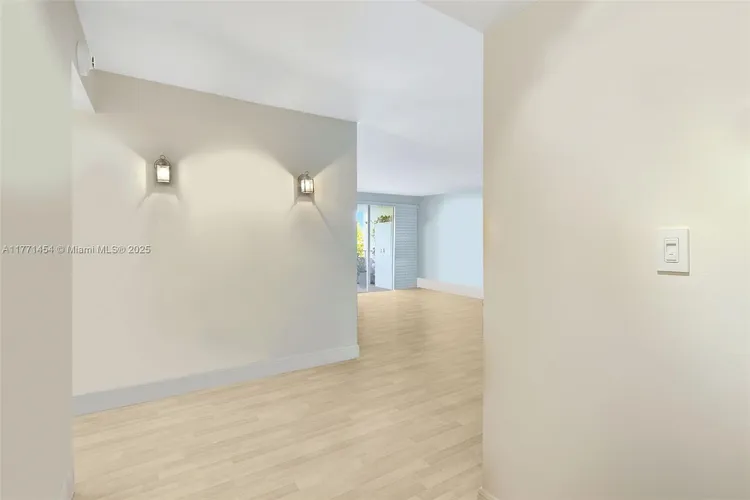 Commodore Club West #310 image #14