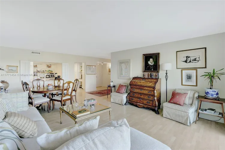 Commodore Club West #310 image #19