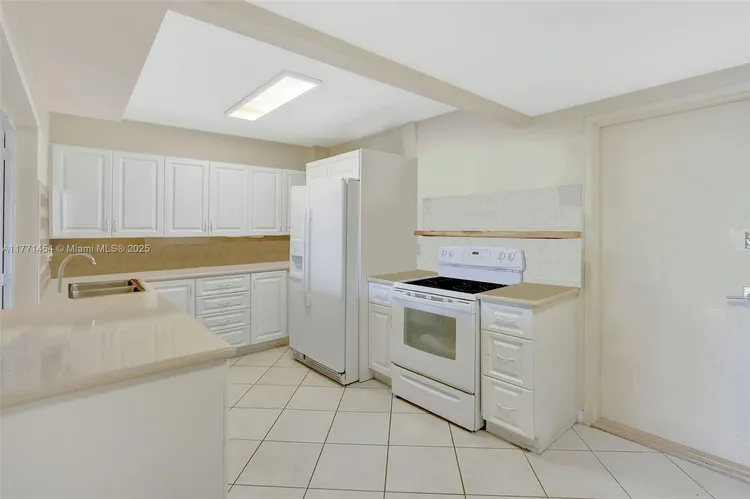 Commodore Club West #310 image #22