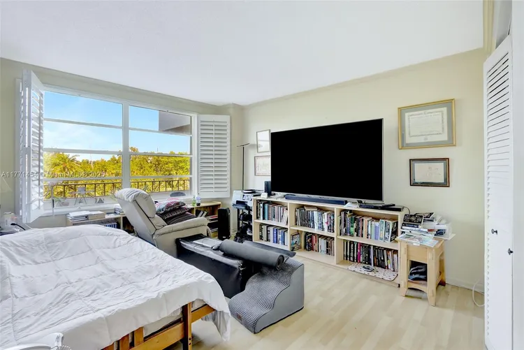 Commodore Club West #310 image #25