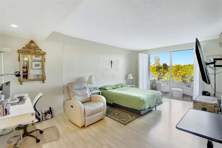 Commodore Club West #310 image #28