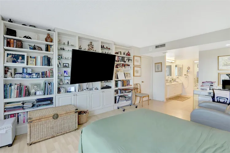 Commodore Club West #310 image #31