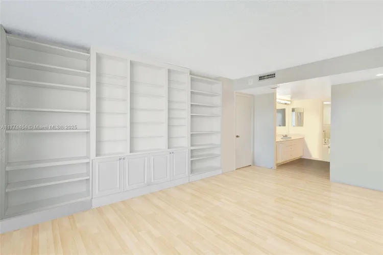 Commodore Club West #310 image #32