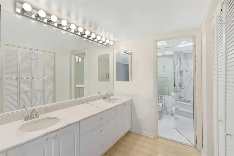 Commodore Club West #310 image #33