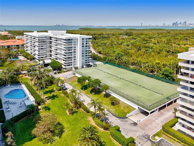 Commodore Club West #310 image #36