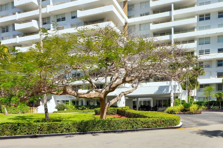 Commodore Club West #310 image #6