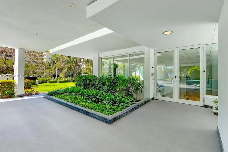 Commodore Club West #310 image #9