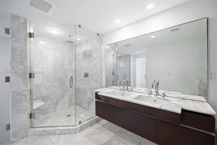 Grovenor House #708 image #10