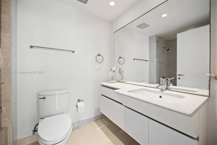 Grovenor House #708 image #12