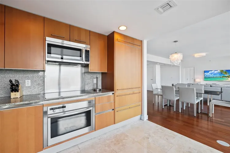 Grovenor House #708 image #6