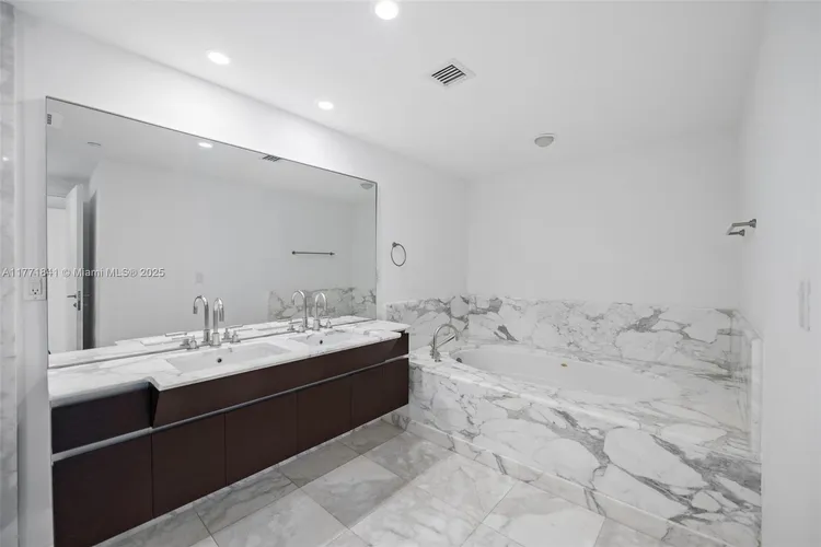 Grovenor House #708 image #9