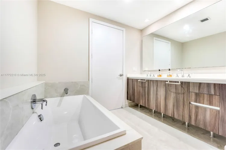 Aria on the Bay #1810 image #10