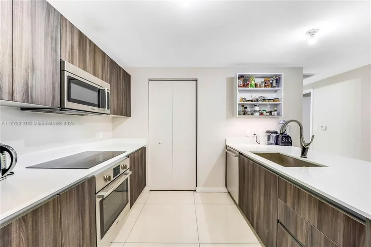 Aria on the Bay #1810 image #7