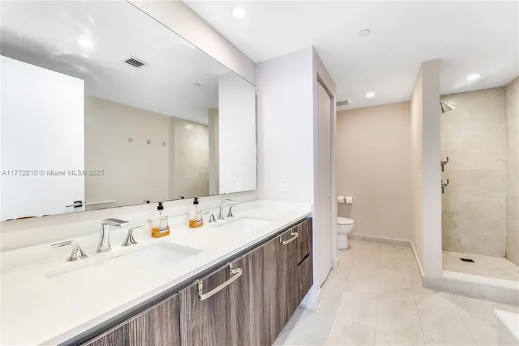 Aria on the Bay #1810 image #9