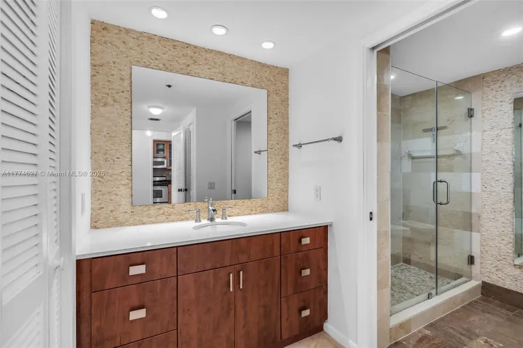 Villa Regina Condo #808 image #21