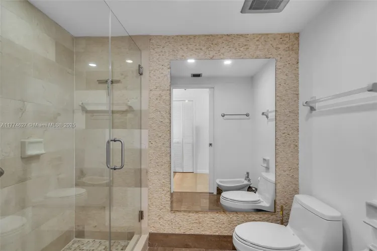 Villa Regina Condo #808 image #22