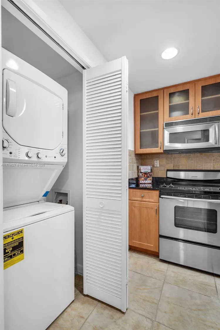 Villa Regina Condo #808 image #24