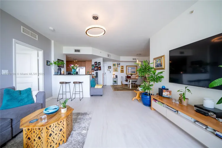 360 Condo #611 image #26