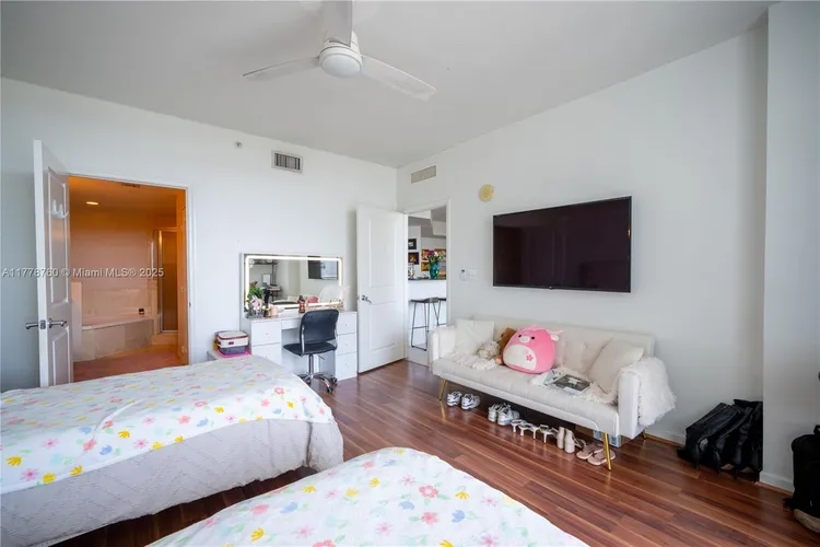 360 Condo #611 image #29