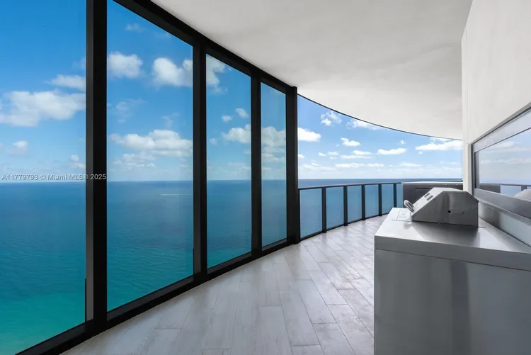 Porsche Design Tower #5105 image #32