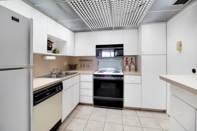 Carriage Club North #319 image #12