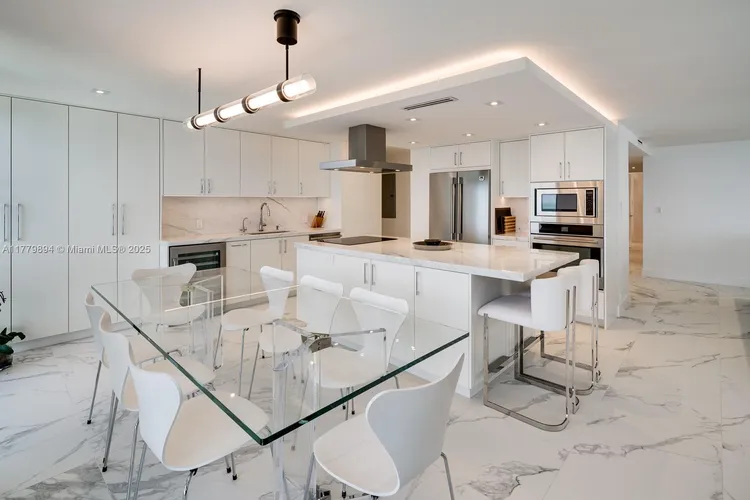 Towers of Key Biscayne #D907 image #10