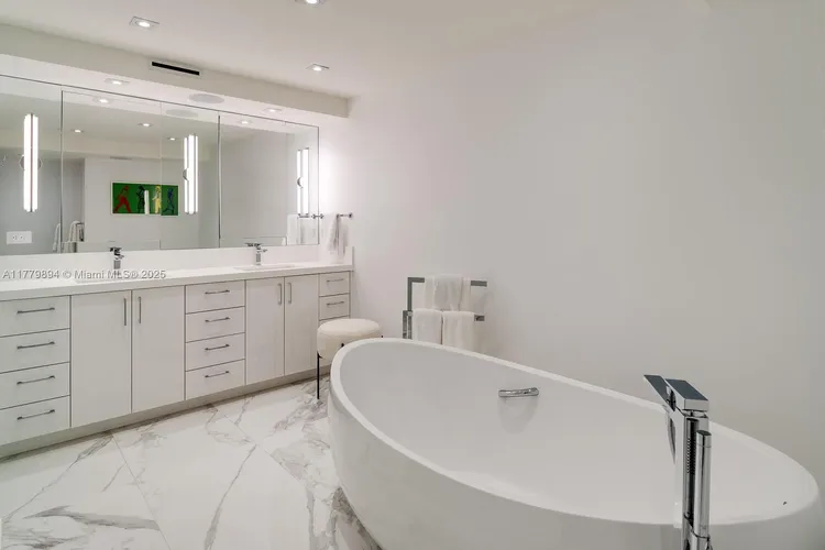 Towers of Key Biscayne #D907 image #15